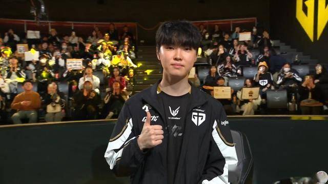 Faker在篮网比赛中晋级下一阶段，锐不可当引发热议！